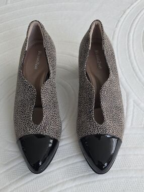 BeautiFeel Beige Leopard-Print Flats with Black Patent Cap